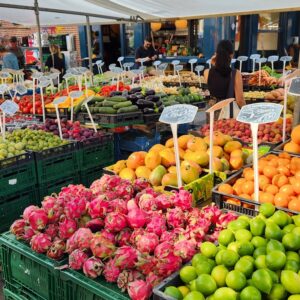 Värvilised puu- ja köögiviljad turulaualt — looduslikud vitamiinid